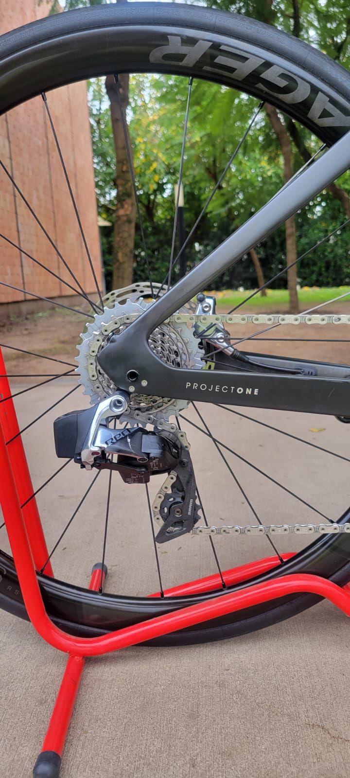 WhatsApp Image 2025-05-12 at 19.28.32 (1) MADONE SLR 9 GEN 6 SRAM RED 12 ELECTRONICO - Image 13