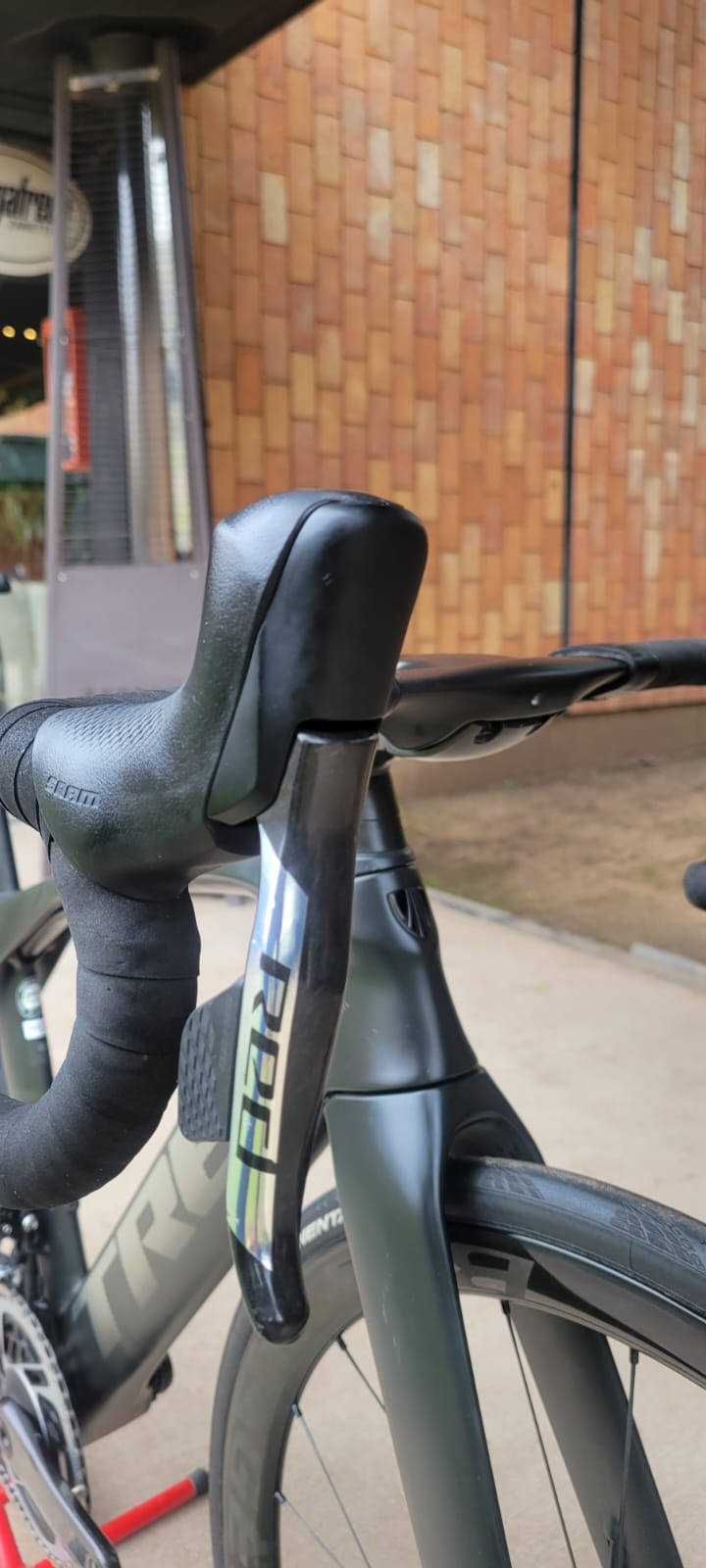 WhatsApp Image 2025-05-12 at 19.28.33 (3) MADONE SLR 9 GEN 6 SRAM RED 12 ELECTRONICO - Image 9