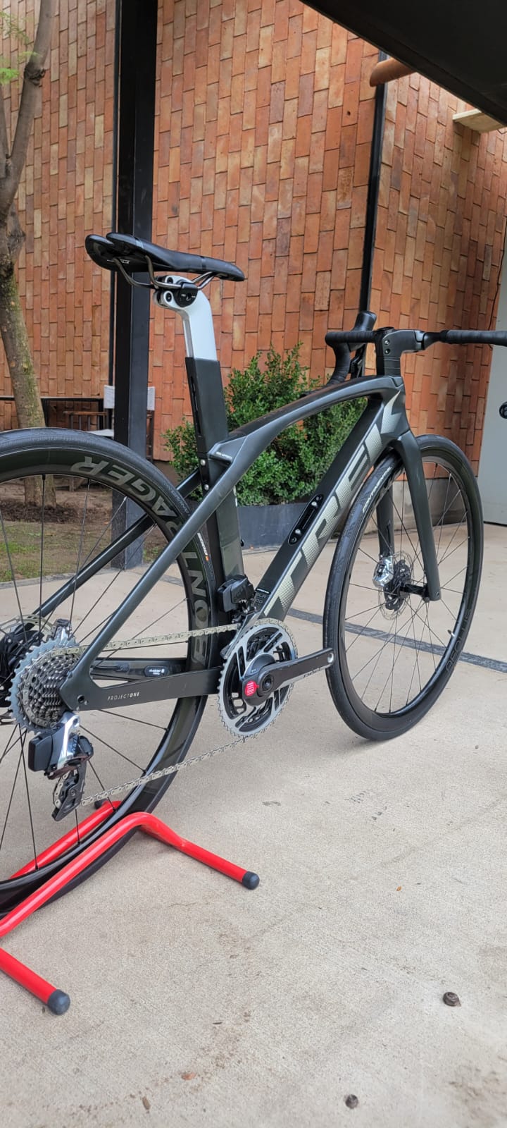 WhatsApp Image 2025-05-12 at 19.28.33 MADONE SLR 9 GEN 6 SRAM RED 12 ELECTRONICO - Image 12