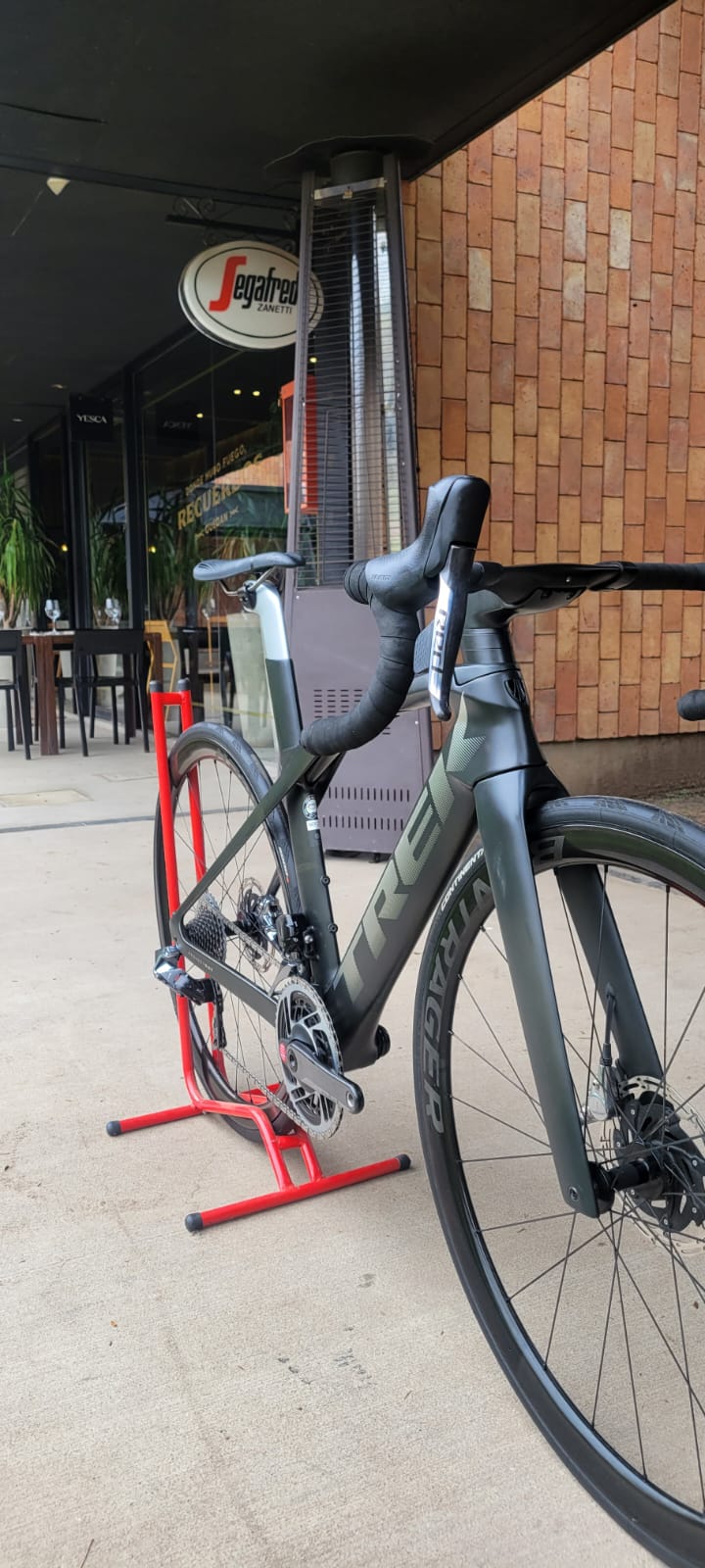 WhatsApp Image 2025-05-12 at 19.28.34 MADONE SLR 9 GEN 6 SRAM RED 12 ELECTRONICO - Image 8