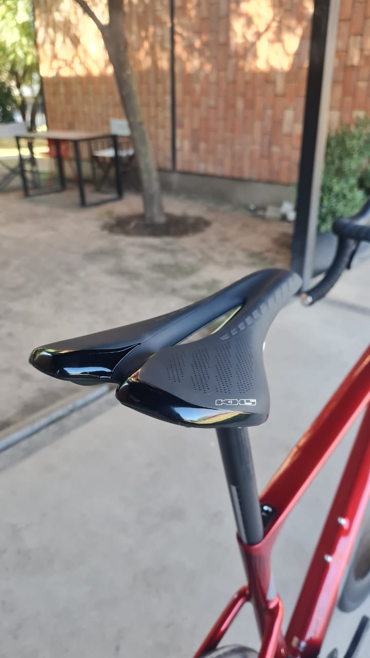 WhatsApp Image 2025-06-04 at 14.29.16 (2) BICICLETA KHS RUTA FILTE 750 24 VEL DI2 105 SHIMANO - Image 9