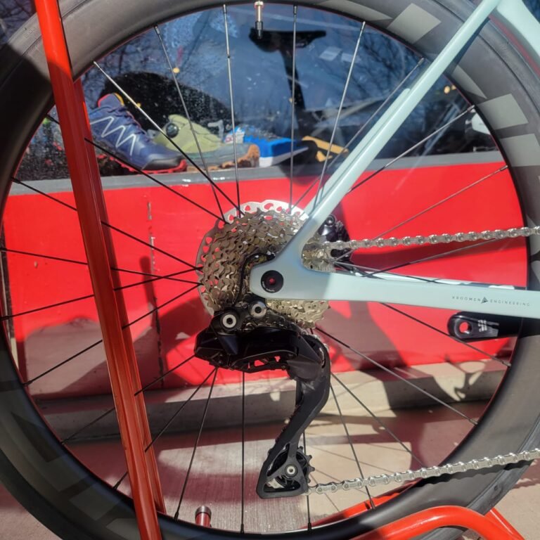 Bicicleta ruta 3T Strada shimano 105 di2 - Image 17