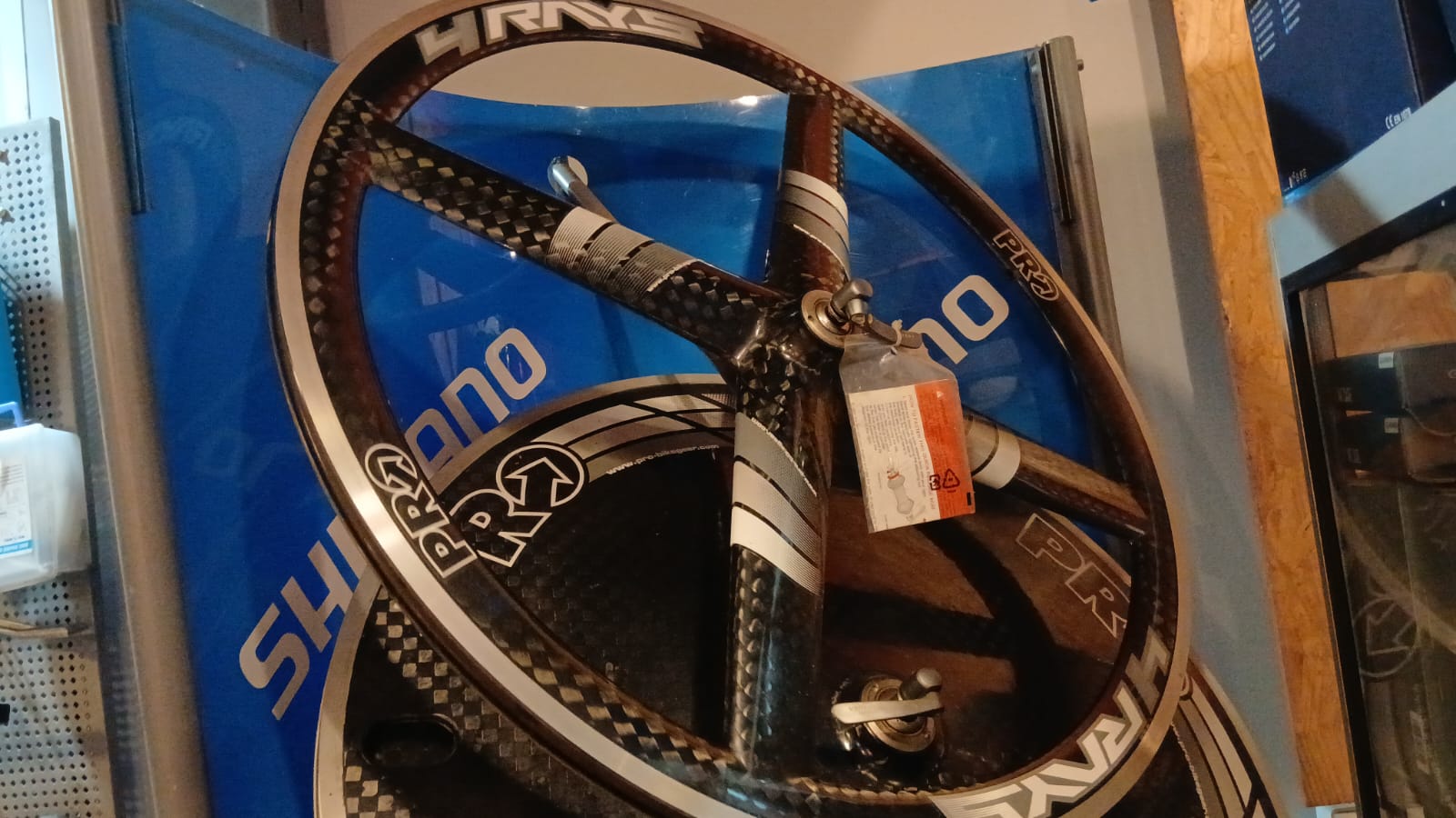 WhatsApp Image 2025-10-27 at 19.56.42 RUEDA SHIMANO PRO 4 RAYOS DELANTERA - Image 2
